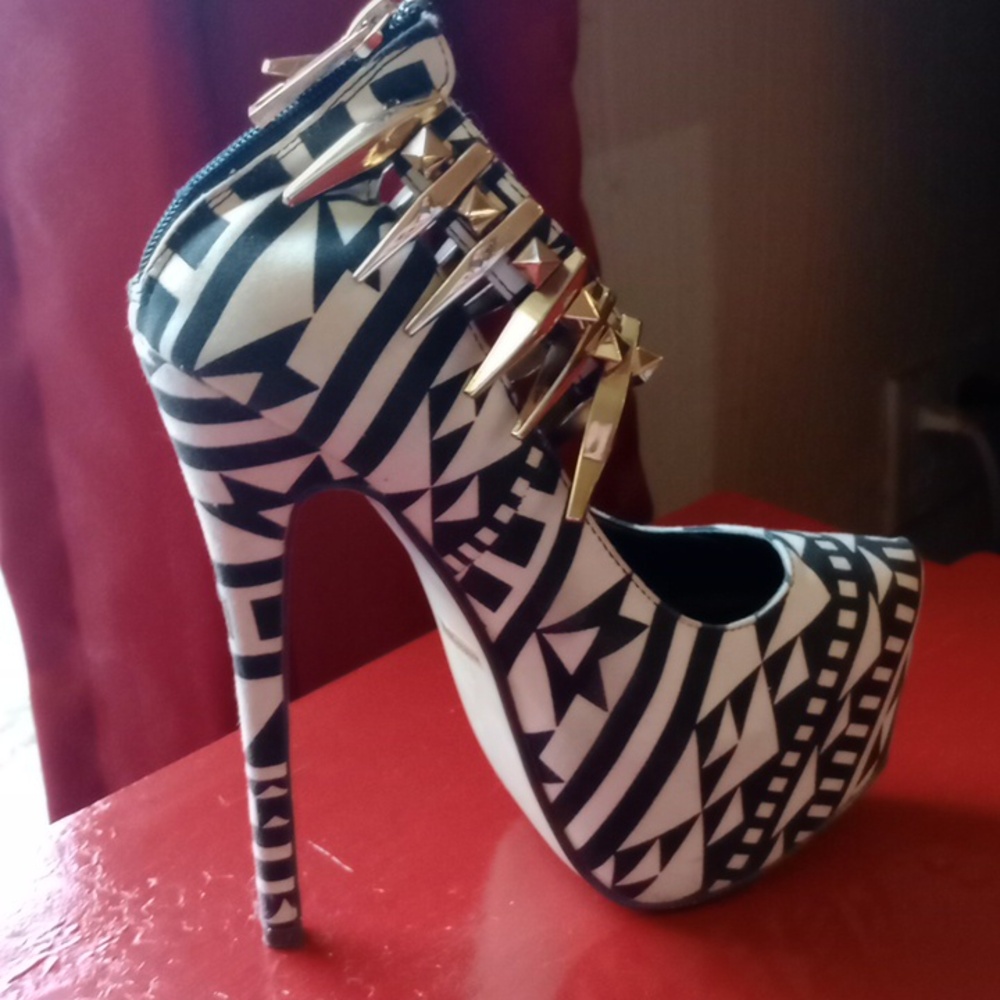 Unique Pumps - Picture 2 of 5